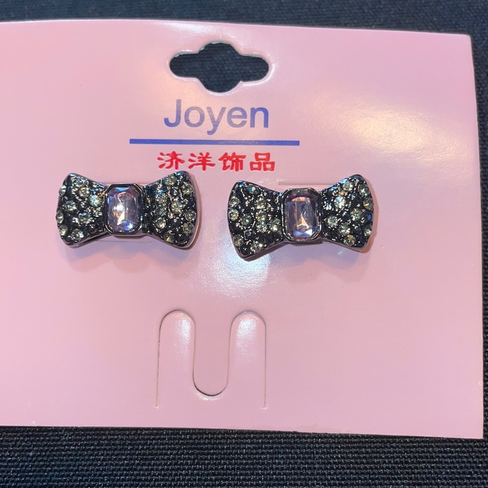 Bow shaped earrings